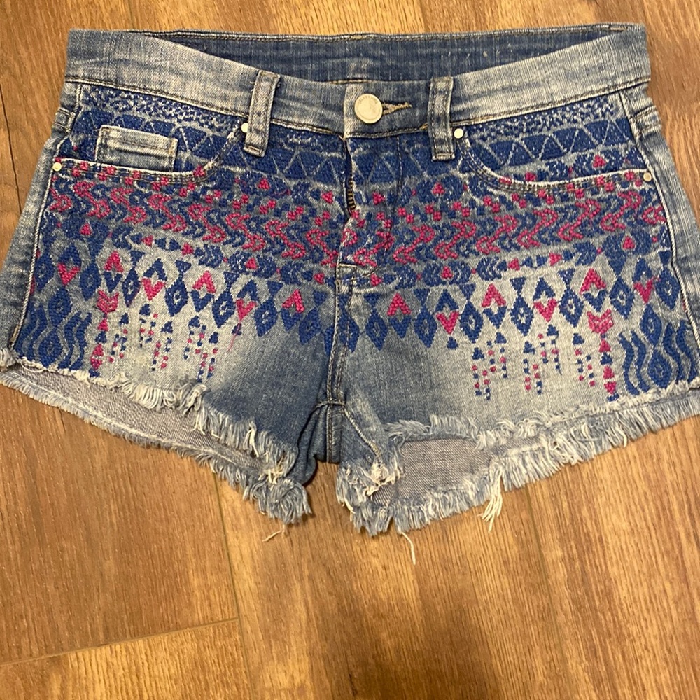❤️❤️BLANKNYC denim embroidered cut off denim shorts - like new ! -waist 28